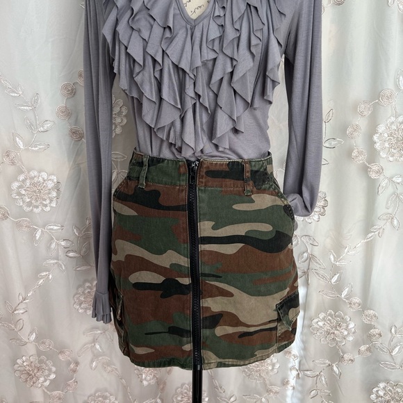 Forever 21 sz S, camo print, mini skirt with pockets. - Picture 4 of 11